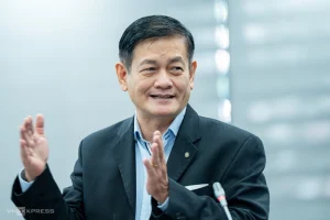 liền mạch thành một dải đô thị. Tại hội thảo góp ý Quy hoạch chung TP Đà Nẵng đến năm 2050, tầm nhìn đến năm 2075 do UBND TP Đà Nẵng tổ chức ngày 15/5, các chuyên gia và lãnh đạo địa phương tập trung thảo luận phương án tổ chức lại không gian đô thị sau sáp nhập. Kiến trúc sư Ngô Viết Nam Sơn nhận định việc hợp nhất Đà Nẵng và Quảng Nam thực chất là xây dựng một quy hoạch hoàn toàn mới vì bối cảnh phát triển đã thay đổi đáng kể. Thách thức lớn nhất hiện nay là sự chênh lệch về hạ tầng và trình độ phát triển giữa khu vực đô thị Đà Nẵng hiện hữu với Tam Kỳ. Ông Sơn ví Đà Nẵng và Tam Kỳ như "người anh cả và người em" trong cùng một gia đình, bài toán đặt ra là kéo khu vực phía Nam phát triển lên thay vì làm chậm đà tăng trưởng của đô thị trung tâm. "Nếu không có chiến lược quy hoạch phù hợp, thành phố sau sáp nhập sẽ khó tạo được bước phát triển đồng bộ", ông nói. Kiến trúc sư Ngô Viết Nam Sơn đóng góp ý kiến tại hội thảo ngày 15/5. Ảnh: Nguyễn Đông Kiến trúc sư Ngô Viết Nam Sơn đóng góp ý kiến tại hội thảo ngày 15/5. Ảnh: Nguyễn Đông