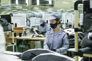 Công nhân làm việc trong dây chuyền lắp ráp ô tô của Tập đoàn THACO tại Chu Lai. Ảnh: Xuân Sơn